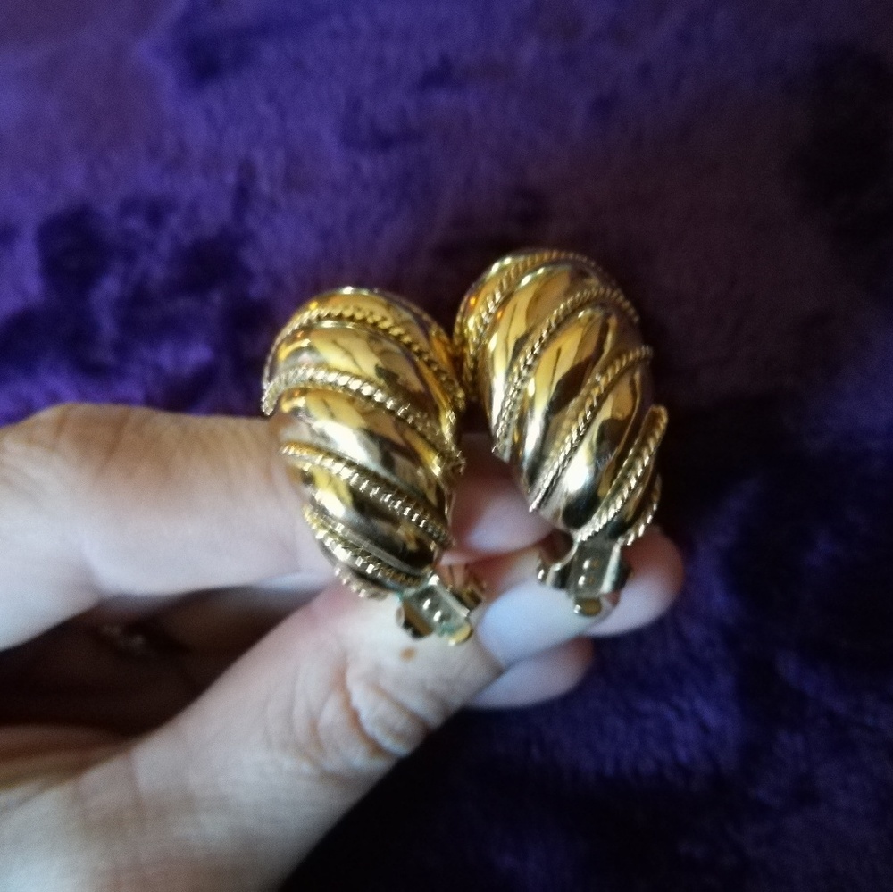 🎈Clearance lovely Vintage gold tone earrings
